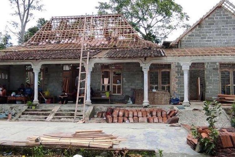 Kondisi rumah keluarga Jumali yang rusak terdampak ledakan petasan di Dusun Tegalrejo Sadeng, Desa Karangbendo, Kecamatan Ponggok, Kabupaten Blitar, Sabtu (25/2/2023). 