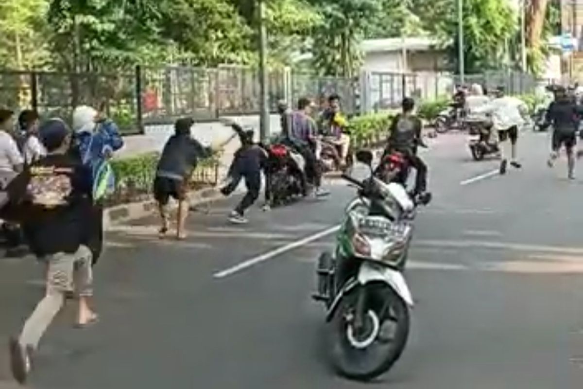 Tangkapan layar aksi tawuran antar remaja di bilangan Tebet, Jakarta Selatan, Rabu (17/5/2023) 