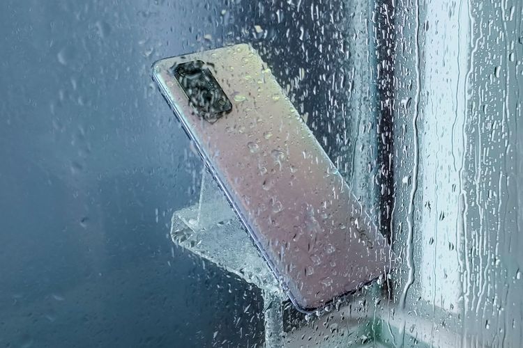 Ponsel misterius Oppo, yang ternyata adalah Oppo A95, yang kuat terhadap cipratan air.