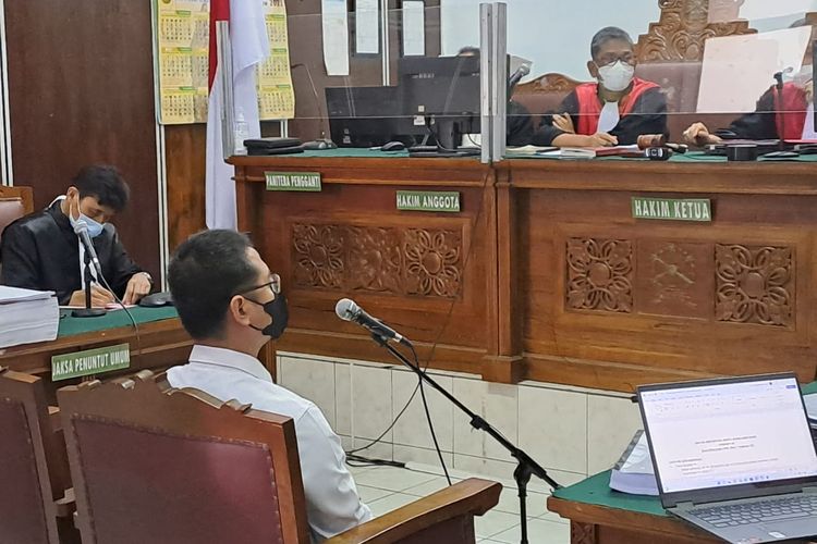 Terdakwa perintangan penyidikan pembunuhan Brigadir Nofriansyah Yosua Hutabarat atau Brigadir J, AKP Irfan Widyanto, saat menjalani sidang pemeriksa saksi di Pengadilan Negeri Jakarta Selatan, Rabu (26/10/2022). 