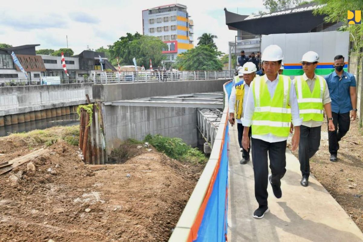 Presiden Joko Widodo (Jokowi), Menteri PUPR Basuki Hadimuljono, dan Penjabat (Pj) Gubernur DKI Jakarta Heru Budi Hartono saat meninjau proyek Sodetan Sungai Ciliwung pada Selasa (24/01/2023).