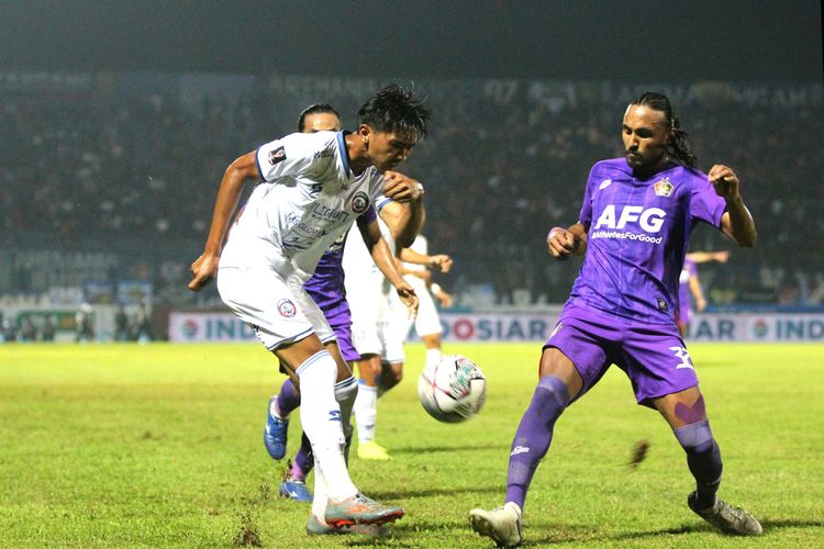 Pemain asing Persik Kediri duel dengan pemain Arema FC Johan Ahmad Farizi saat pertandingan kedua babak penyisihan Grup D Piala Presiden 2022 yang berakhir dengan skor 0-1 di Stadion Kanjuruhan Kepanjen, Kabupaten Malang, Rabu (15/6/2022) malam.