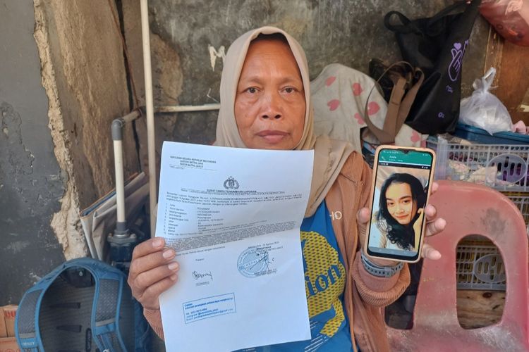 Seorang Ibu Rumah Tangga (IRT) bernama Rosanah (45) saat ditemui Kompas.com di kawasan Tugu Utara, Koja, Jakarta Utara pada Selasa (15/8/2023).