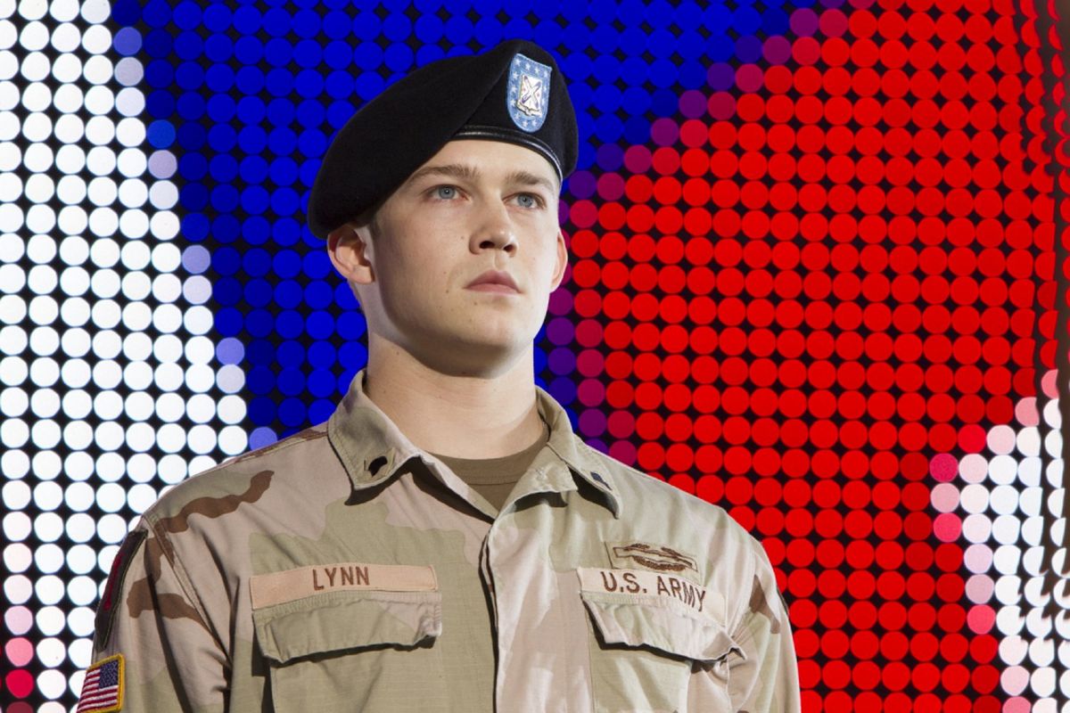 Joe Alwyn dalam film Bill Flynns Long Halftime Walk