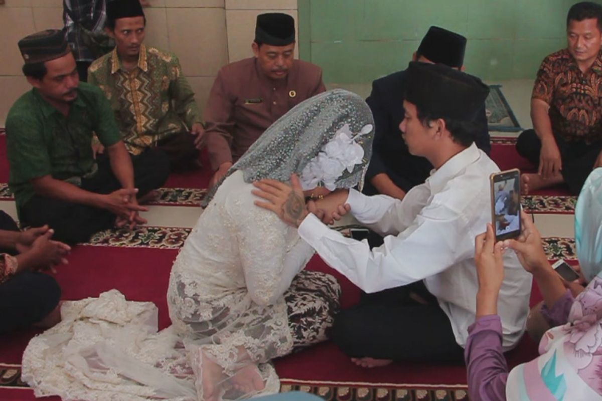 EI melangsung akad nikah di Masjid Salamul Qudus, Polres Cirebon, Minggu (16/12/2018). EI merupakan tahanan narkotika yang sedang menjalani masa tahanan setelah ditangkap pada 18 November lalu. 