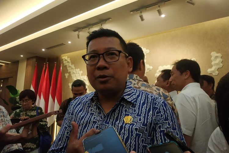 Kepala Badan Pangan Nasional (Bapanas) Arief Prasetyo usai bertemu dengan 25 mitra penggilingan padi dan Bulog di kantor Kemenko Perekonomian, Jakarta, Senin (20/3/2023).
