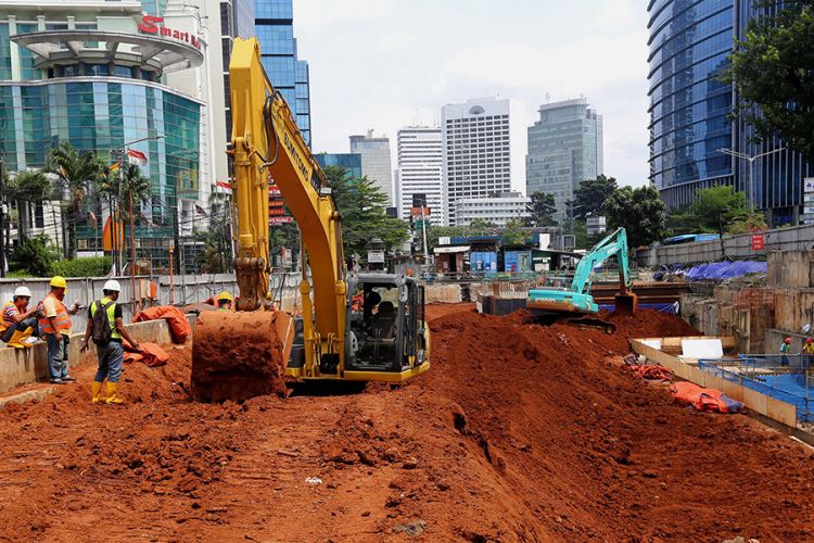 Aktivitas pekerja menyelesaikan pengerjaan proyek pengeboran terowongan untuk angkutan massal cepat (Mass Rapid Transit/MRT) di Stasiun Dukuh Atas, Jakarta Pusat, Kamis (24/11/2016). Pengerjaan proyek MRT fase pertama ini diperkirakan rampung pada tahun 2018.
