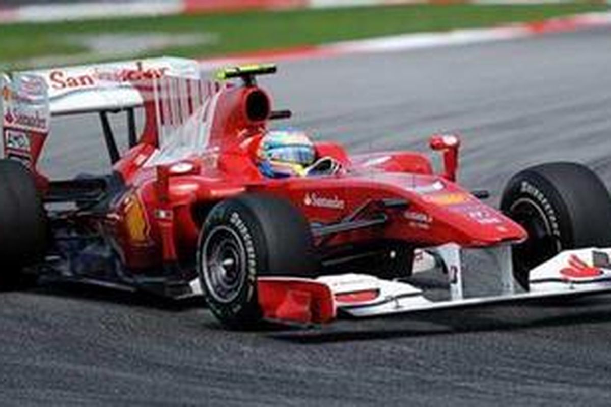 Ferrari ketika tampil di Malaysia sudah memakai blown di sayap belakang. Sementara desain spion masih outboard