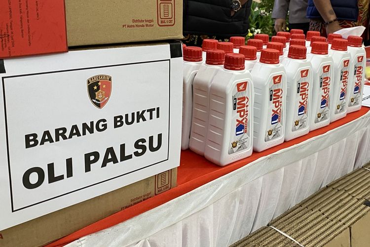 Barang bukti oli palsu merek AHM MPX 1 yang disita oleh Polda Lampung, Jumat (5/7/2024).