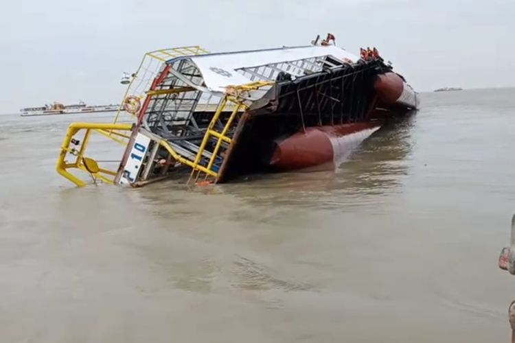 Kapal isap pasir milik PT Timah Tbk, yaitu Kapal Isap Produksi (KIP) 10, terbalik lalu tenggelam di perairan Prayun, Kecamatan Kundur Barat, Kabupaten Karimun, Kepulauan Riau, Sabtu (31/8/2019).