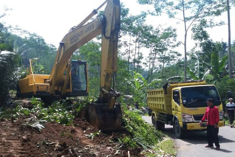 Alat berat diturunkan untuk membuka jalan darurat diatas perkebunan salak milik PLTA Tulis Desa Sokaraja, Kecamatan Pagetan, Banjarnegara, Jawa Tengah, Sabtu (6/5/2017) 