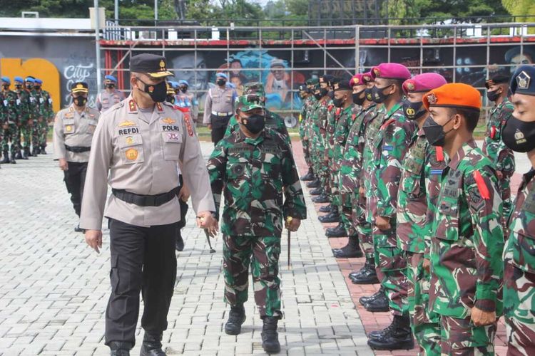 Kapolda Maluku, Irjen Pol Refdi Andri bersama Pangdam XVI Pattimura Mayjen TNI Jeffri Rahawarin saat mengecek kesiapan pasukan pengamanan Idul Fitri di Lapangan Merdeka Ambon, Rabu sore (5/5/2021)