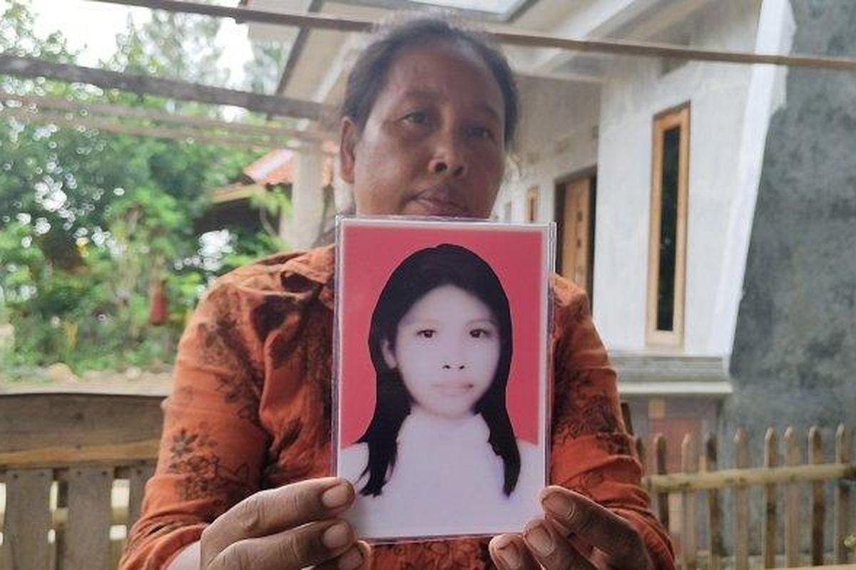 Orang tua Durinah saat menunjukan foto anaknya yang hilang kontak 11 tahun di Arab Saudi, Minggu (26/6/2022) 