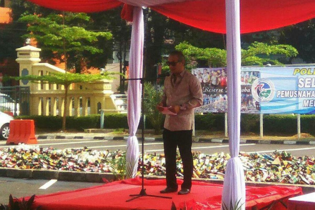 Tio Pakusadewo memberikan sambutan dalam acara pemusnahan miras di Mapolrestro Jakarta Selatan, Selasa (23/5/2017).