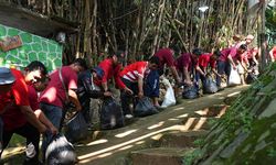 Jaga Ekosistem, Ratusan Karyawan CIMB Niaga Bersihkan Sungai Ciliwung