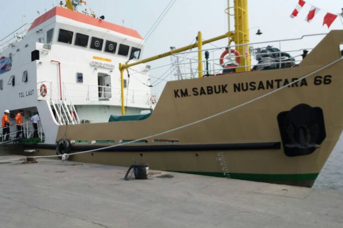 Kapal Penyeberangan Kepulauan Seribu KM Sabuk Nusantara 66 yang melayani rute Pelabuhan Sunda Kelapa ke Kepulauan Seribu PP.