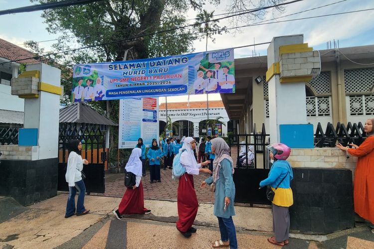 Siswa SD dan SMP di Kota Pasuruan tahun ajaran baru 2025 terpaksa masih menggunakan seragam lama karena keterlambatan pengadaan dan distribusi kain seragam baru hingga 3 bulan, Jum'at (12/09/2025) 