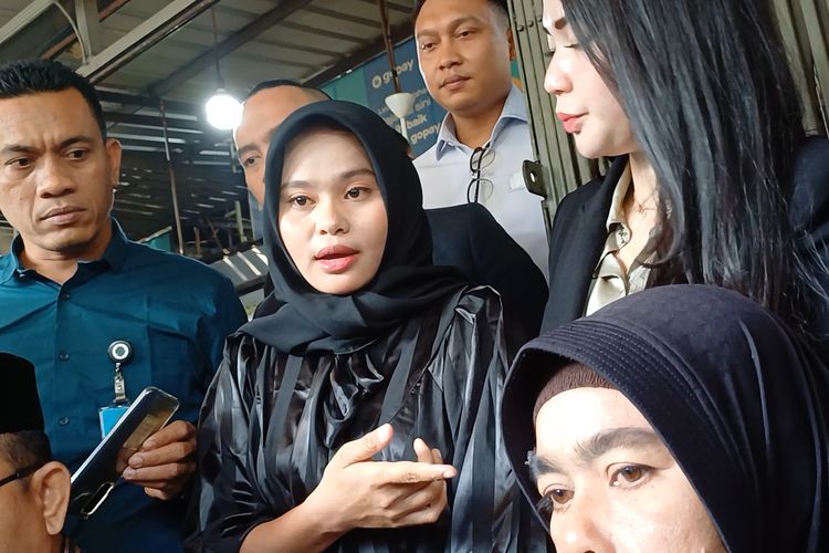 Calon tunangan Imam Masykur (25), Yuni Maulida saat ditemui di Kelapa Gading Timur, Kelapa Gading, Jakarta Utara pada Selasa (5/9/2023).