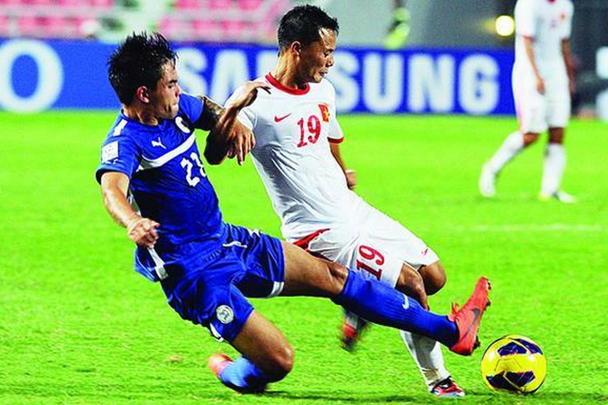 Pemain Filipina, Jason Dantes de Jong (kiri), berebut bola dengan Pham Thanh Luong dari Vietnam pada pertandingan Grup A di Bangkok, Selasa (27/11).