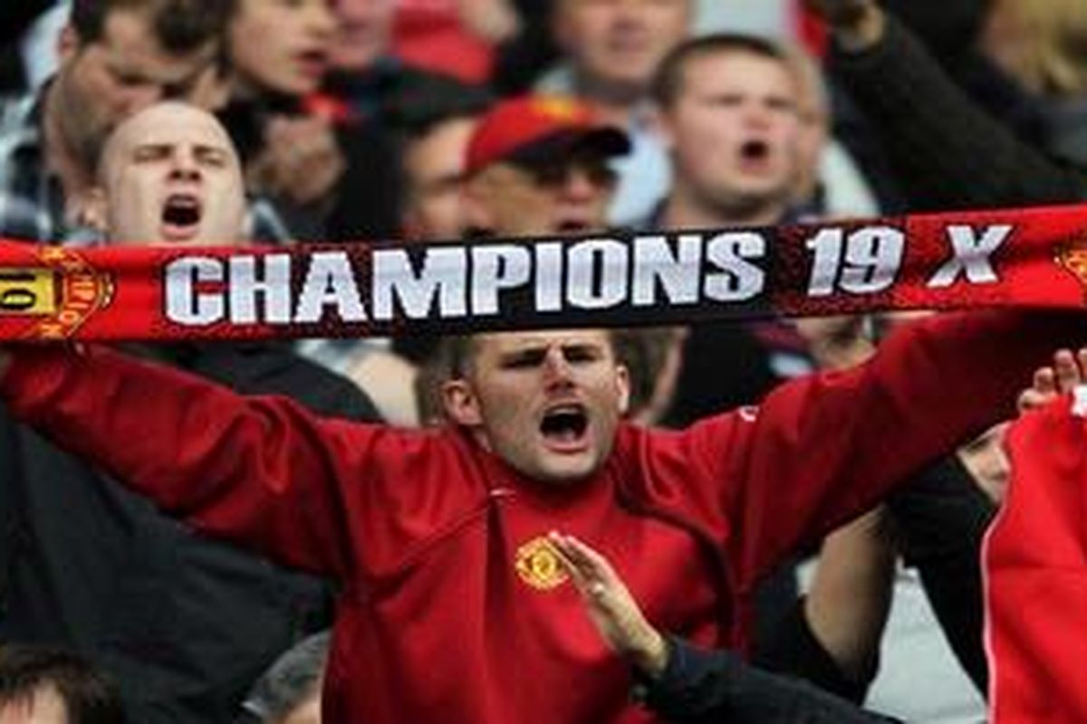 Seorang fans Manchester United membentangkan slayer yang bertuliskan "Champions 19x" yang mengacu kepada keberhasilan "Red Devils" mrengkuh gelar Premier League yang ke-19, Sabtu (14/5/2011).