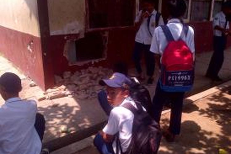Tembok SMP Negeri 1 Pakisaji, Kabupaten Malang, Jawa Timur, yang dijebol maling. 6 komputer raib dicuri.Rabu (29/10/2014)