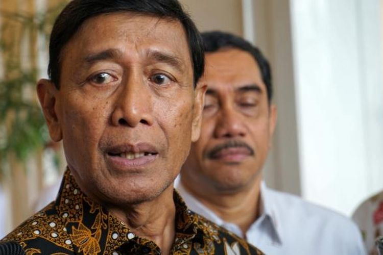 Menko Polhukam Wiranto saat ditemui usai menghadiri acara Saresehan Pencegahan Propaganda Radikal Terorisme di Dunia Maya bersama sejumlah instansi pemerintah, di Hotel Royal Kuningan, Jakarta Selatan, Kamis (16/2/2017).