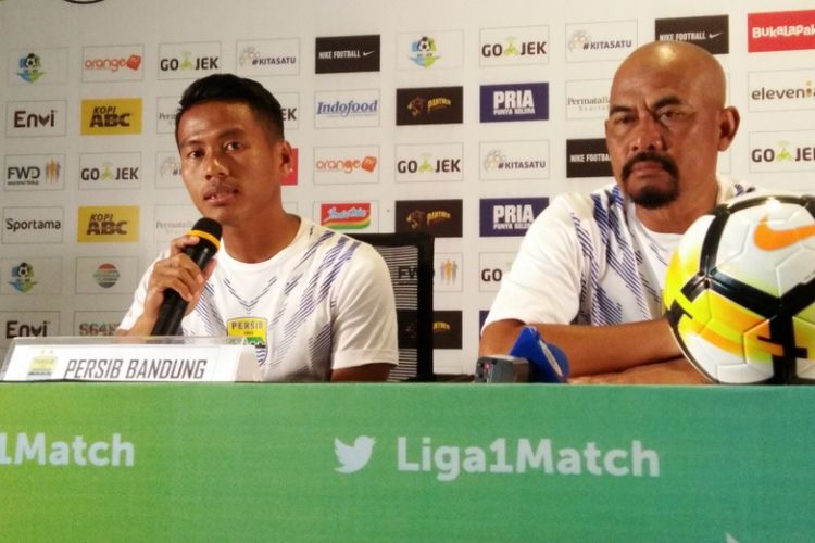 Herrie Setyawan (kanan) kini tak lagi menjabat sebagai asisten pelatih Persib Bandung.