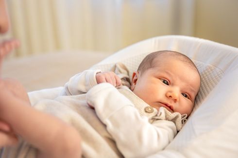 Membangun Kedekatan dan Kecerdasan Sejak Dini Melalui Stimulasi Bayi 1 Bulan