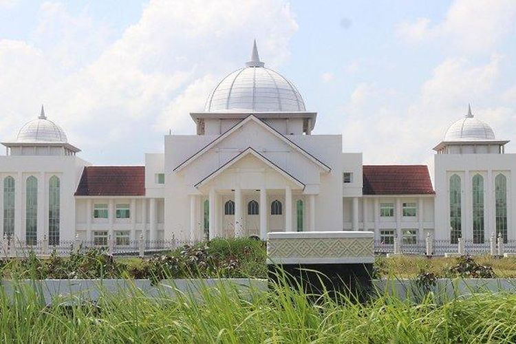 Gedung DPRK Aceh Utara di kawasan Landing, Kecamatan Lhoksukon, Aceh Utara, Senin (13/1/2020). 

