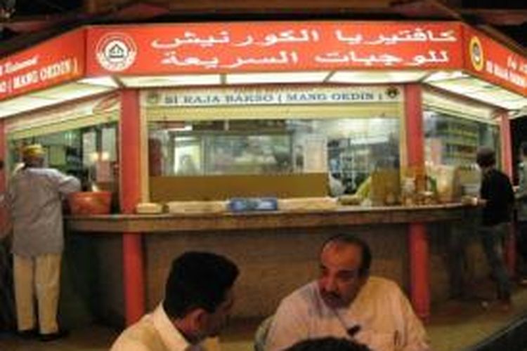 Dari TKI, dengan berhemat, tekun berusaha dan keberuntungan, orang Indonesia pun bisa jadi pengusaha di Arab Saudi seperti Mang Oedin yang membuka warung bakso. 