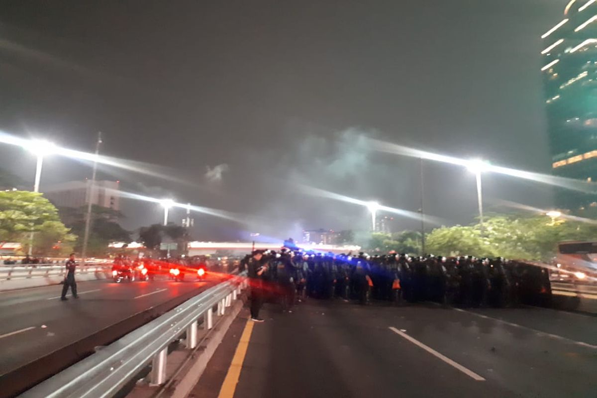 Sejumlah massa yang sebelumnya menggelar aksi unjuk rasa di depan gedung DPR/MPR Republik Indonesia mulai melempari petugas kepolisian dengan batu pada Selasa (24/9/2019).