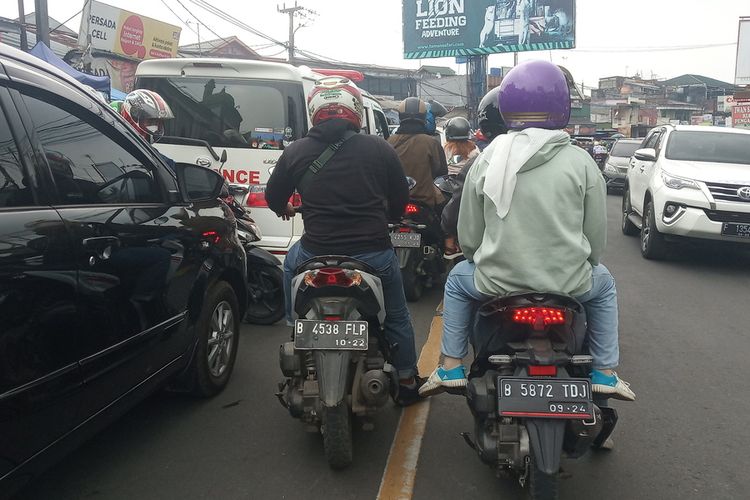 Sejumlah kendaraan terlihat maju perlahan saat melintasi jalur Puncak Bogor, Jawa Barat, Minggu (12/9/2021).