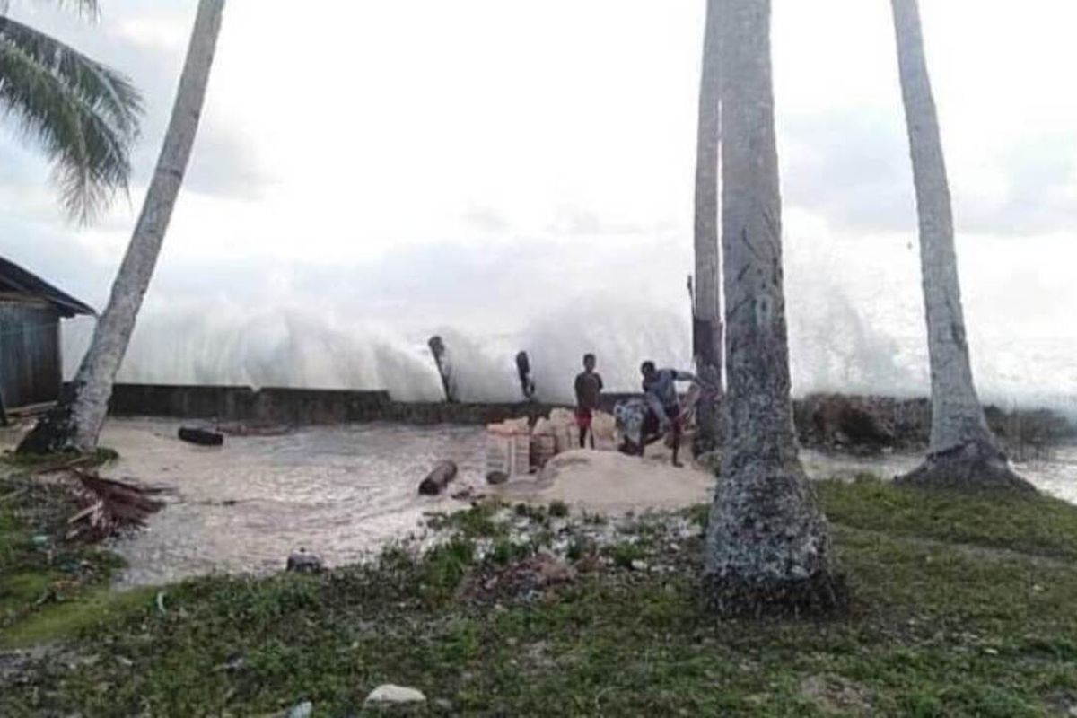 Gelombang tinggi menerjang rumah-rumah warga di Desa Danama, Kecamatan Tutuktolu Kabupaten Seram Bagian Timur, Maluku, Rabu sore (26/8/2020). Selain di Desa Danama sejumlah desa di kecamatan tersebut dan di Kecamatan lainnya juga mengalami hal yang sama