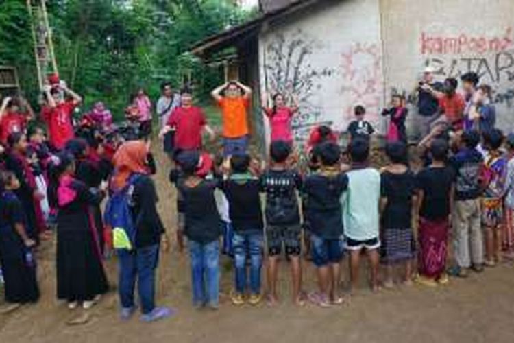 Saat siswa Surabaya European School mengnjungi Kampung Batara, di Banyuwangi, Kamis (16/6/2016).