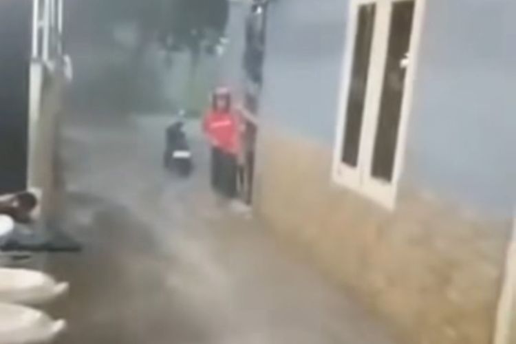 Banjir kembali merendam permukiman warga di Desa Pasir Jambu, Kecamatan Sukaraja, Kabupaten Bogor, Sabtu (6/12/2025) sore. Luapan Kali Cibagolo akibat hujan deras disertai jebolnya tanggul membuat puluhan rumah di dua kampung terendam.