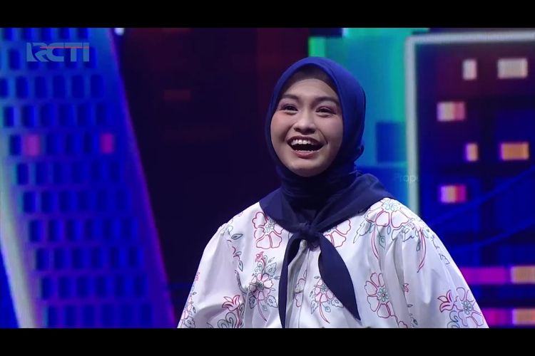 Salma Salsabila, kontestan Indonesian Idol 2023, menyanyikan lagu penyanyi dangdut Happy Asmara berjudul Rungkad.