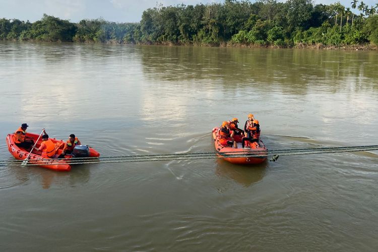 Tim SAR melakukan pencarian terhadap anak yang tenggelam di Sungai Kampar, Desa Limau Manis, Kecamatan Kampar, Kabupaten Kampar, Riau, Jumat (2/2/2024).
