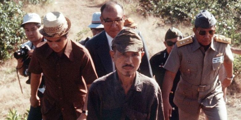 Letnan Hiroo Onoda (tengah) ketika keluar dari hutan Filipina pada 1974, atau 29 tahun setelah Jepang kalah dari Amerika Serikat (AS) dalam Perang Dunia II.