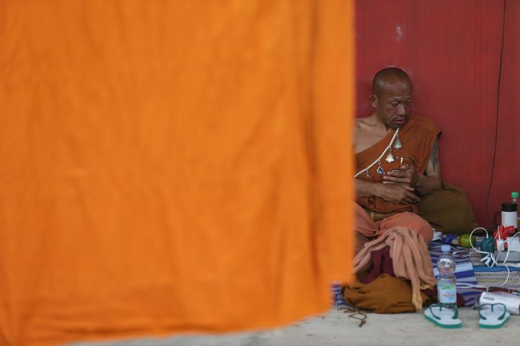 Biksu istirahat saat tiba di Klenteng Tjeng Gie Bio Ulujami, Kabupaten Pemalang, Jawa Tengah dalam rangkaian ritual thudong, Rabu (24/5/2023). Sebanyak 32 biksu jalan kaki dari Thailand menuju Candi Borobudur untuk meyambut Hari Raya Waisak.