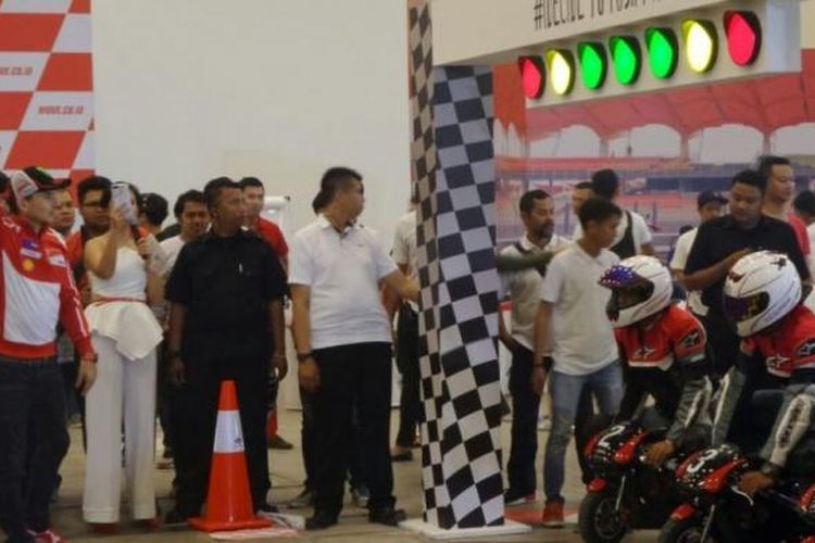 Pebalap Ducati, Jorge Lorenzo, saat bertugas sebagai pengibar bendera start-finis pada lomba Mini MotoGP pada acara meet and greet yang berlangsung di Indonesia Convention Exhibition (ICE) BSD City, Tangerang, Banten, Jumat (4/2/2017).