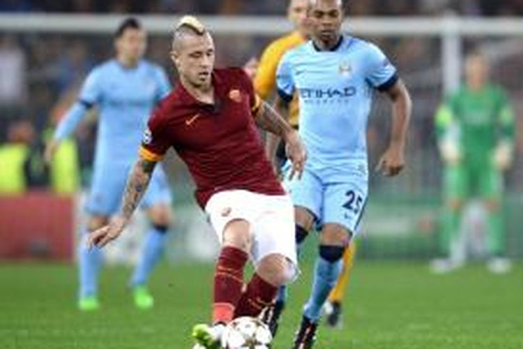 Gelandang AS Roma, Radja Nainggolan, saat berupaya memberi umpan pada rekannya di matchday keenam Grup E Liga Champions di Stadion Olimpico, Rabu (10/12/2014). 