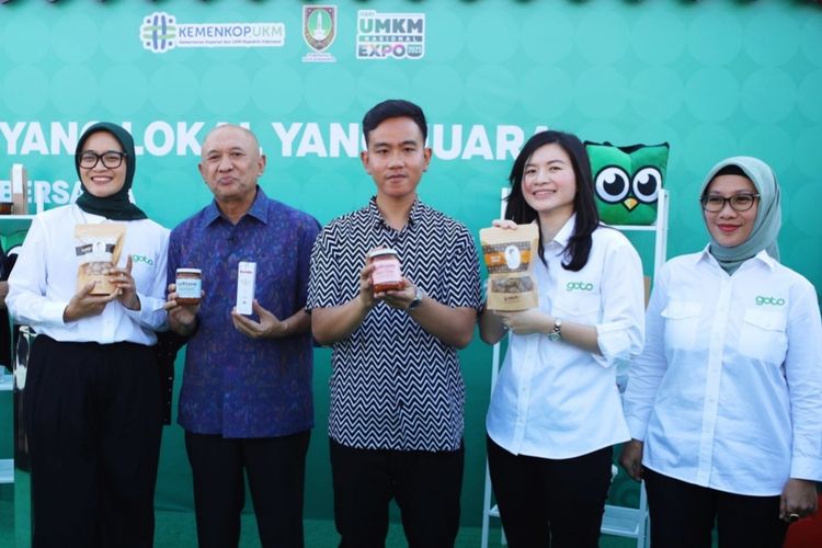 Menteri Kop-UKM Teten Masduki dan Walikota Solo Gibran Rakabuming bersama tim GoTo dalam acara live shopping Tokopedia Play.