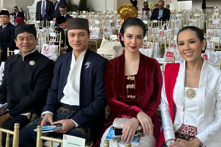 Pengusaha Martin Hartono (kiri), aktor Nicholas Saputra (kedua dari kiri), aktris Velove Vexia (kedua dari kanan), dan Program Director Bakti Budaya di Djarum Foundation, Renitasari Adrian (kanan) saat menghadiri Upacara HUT Ke-80 RI di Istana Merdeka, Jakarta Pusat, Minggu (17/8/2025).