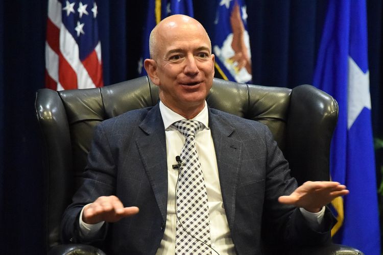 Pendiri Amazon dan Blue Origin Jeff Bezos. Jeff Bezos menyebut industri AI sedang dalam bubble. Namun, ia menegaskan teknologi ini akan tetap mengubah semua sektor.