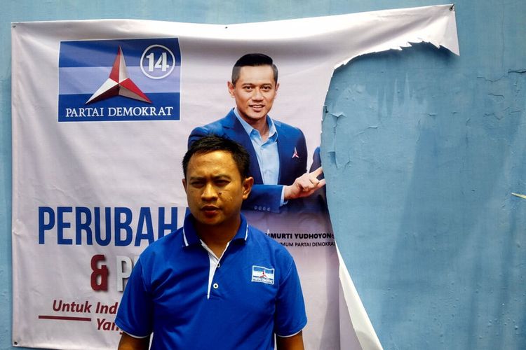 Sekretaris DPC Partai Demokrat Kabupaten Blitar Anas Ruhanuddin berpose di depan baliho AHY-Anies yang sebelumnya bagian foto Anies Baswedan telah dirusak dan dibakar, Minggu (3/9/2023)