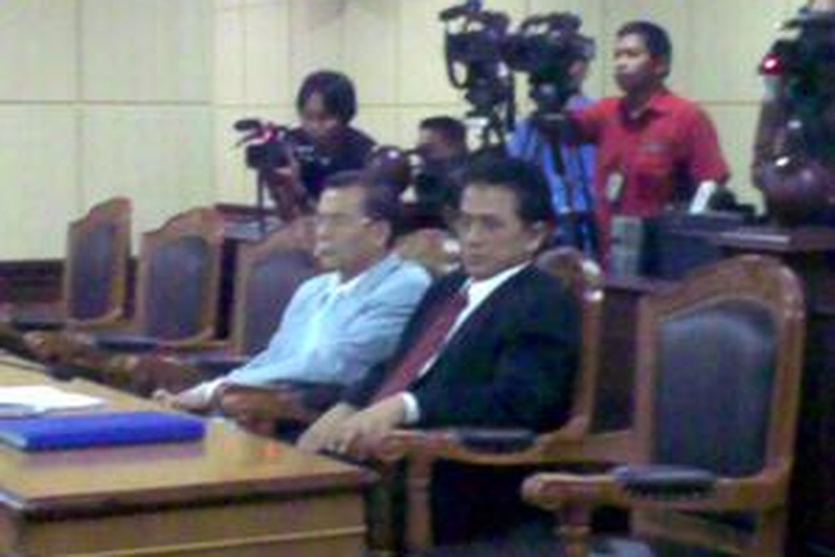 Dua pimpinan Komisi Pemberantasan Korupsi (KPK) non aktif Bibit Samad Rianto dan Chandra Hamzah menghadiri sidang perdana uji material atas Undang-undang Nomor 30 tentang KPK di Gedung Mahkamah Konstitusi, Jakarta, Senin (26/10).