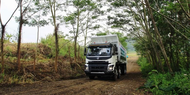 Wartawan berkesempatan mengemudikan truk Volvo FMX 440 saat Volvo Fuelwatch 2015 di Padalarang, Bandung, Jawa Barat, Senin (8/9/2015). Volvo FMX 440 menggunakan mesin diesel D13A-440 yang memiliki fasilitas turbo dan sanggup menghasilkan tenaga hingga 440 HP.