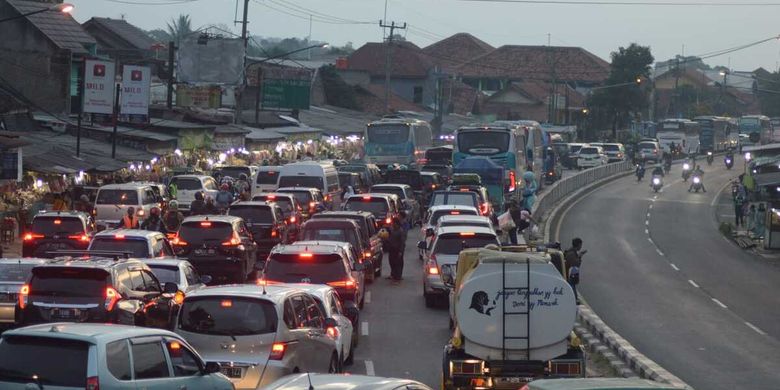 Guna mengurai kemacetan di kawasan Nagreg, Kabupaten Bandung jajaran Polresta Bandung menerapkan skema Contra Flow sehingga arus yang mengarah ke Barat menjadi tiga lajur, sedangkan arah sebaliknya menjadi satu lajur.
