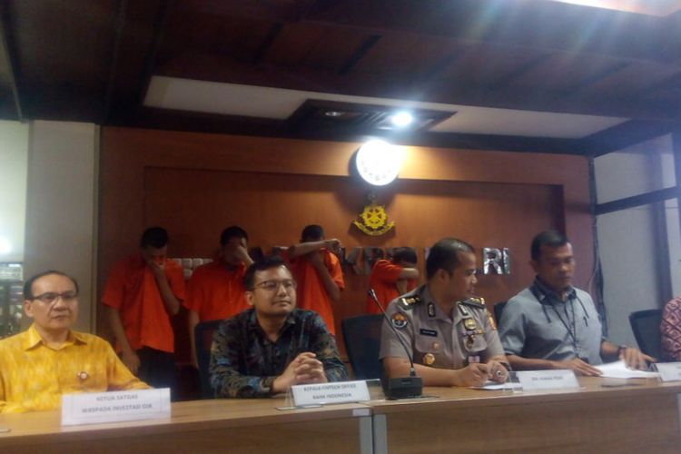 Kasubdit II Direktorat Tindak Pidana Siber Bareskrim Polri, Kombes Rickynaldo Chairul (kanan) saat konferensi pers di gedung Direktorat Siber Bareskrim Polri, Jakarta, Selasa (8/1/2019).