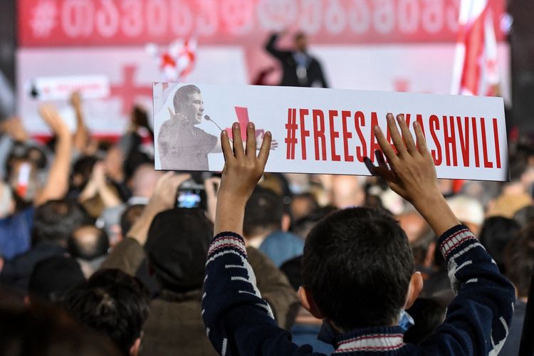 Puluhan ribu warga Georgia berunjuk rasa menuntut pembebasan mantan presiden dan pemimpin oposisi Mikheil Saakashvili yang dipenjara di Tbilisi pada Kamis (14/10/2021). [Vano SHLAMOV/AFP]